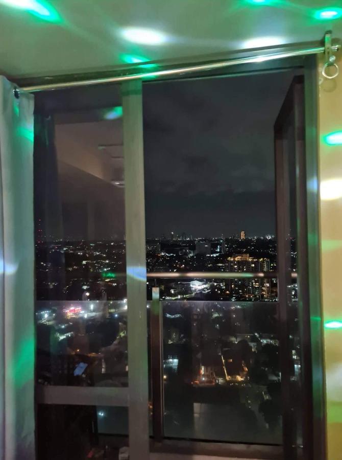 Congressional Town Center Aparthotel Manila Esterno foto